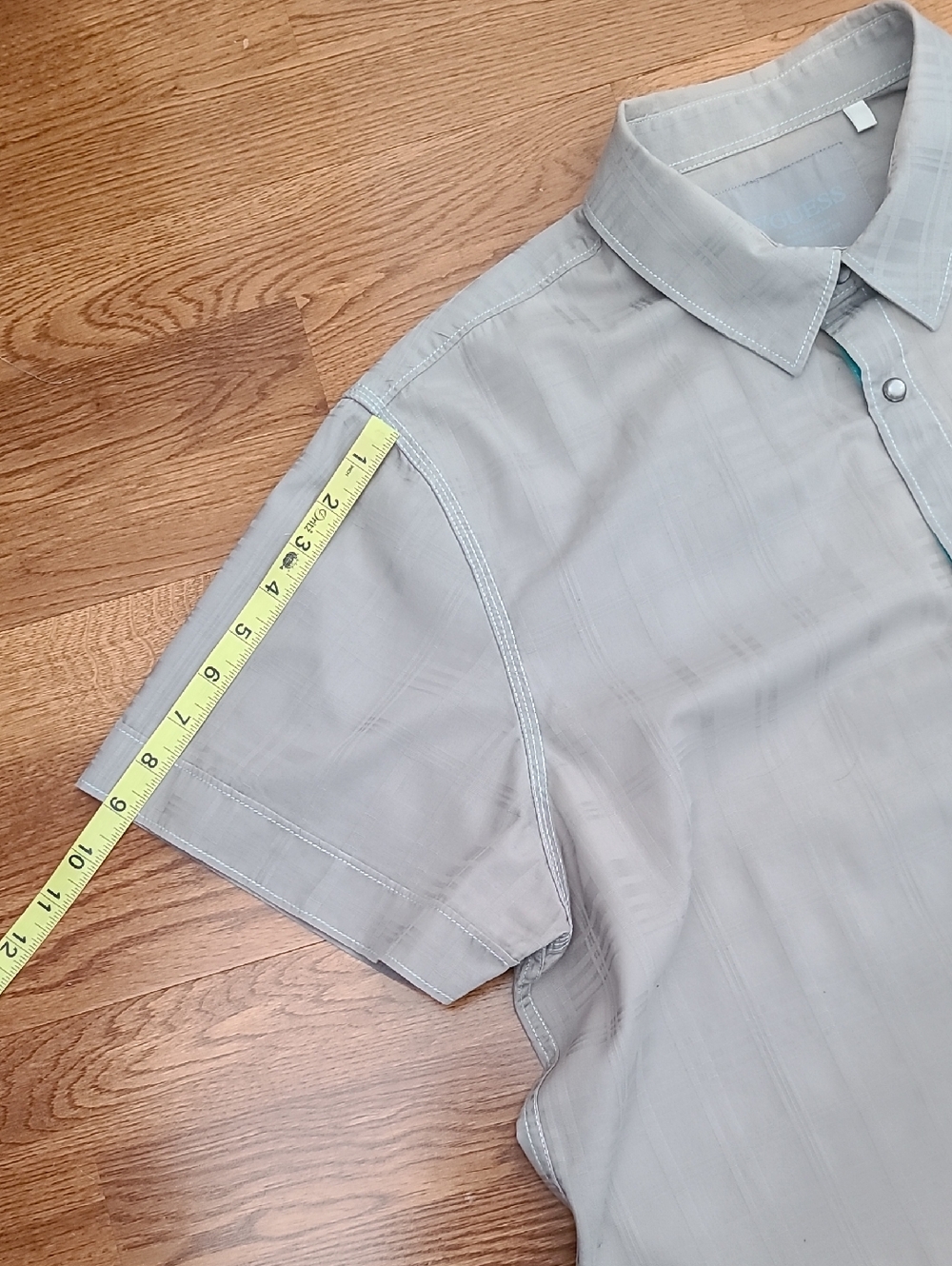 Men's Guess Short Sleeve Button-Down Shirt in Light Gray (Sz XL) - Picture 10 of 10